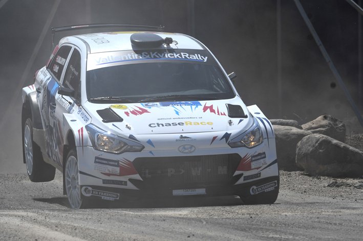 Der blev givet gas, så gruset sprøjtede og støvet hvirvlede. Resultatet for Vallentin & Kvick Rally blev en sikker andenplads til stor jubel for deres mange sponsorer og gæster i 1. parket ved ringside
(Foto: MD/autoMOTIV)